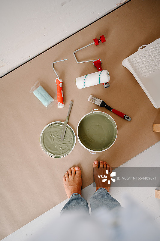女人在家把墙壁涂成绿色图片素材