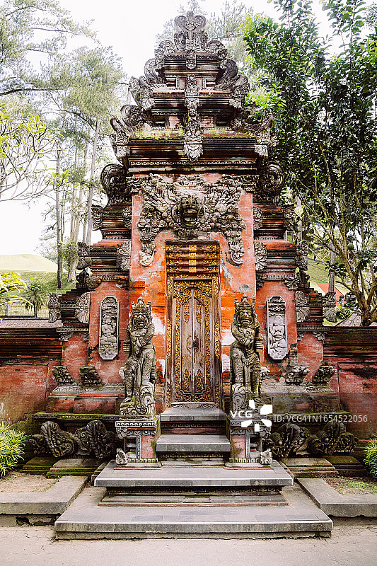 巴厘岛传统手工雕刻木门，印度尼西亚图片素材