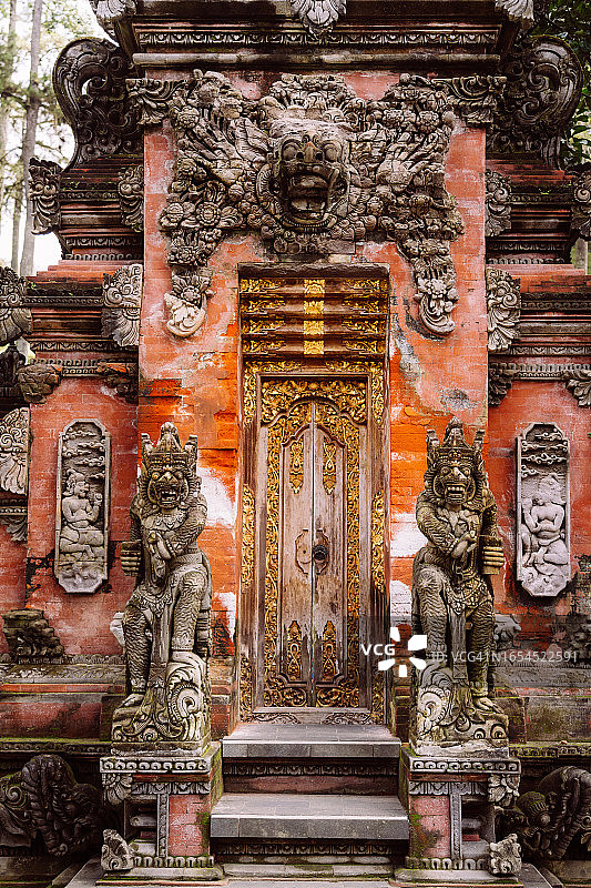 巴厘岛传统手工雕刻木门，印度尼西亚图片素材
