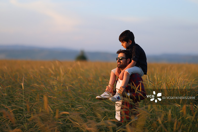 父子户外活动图片素材