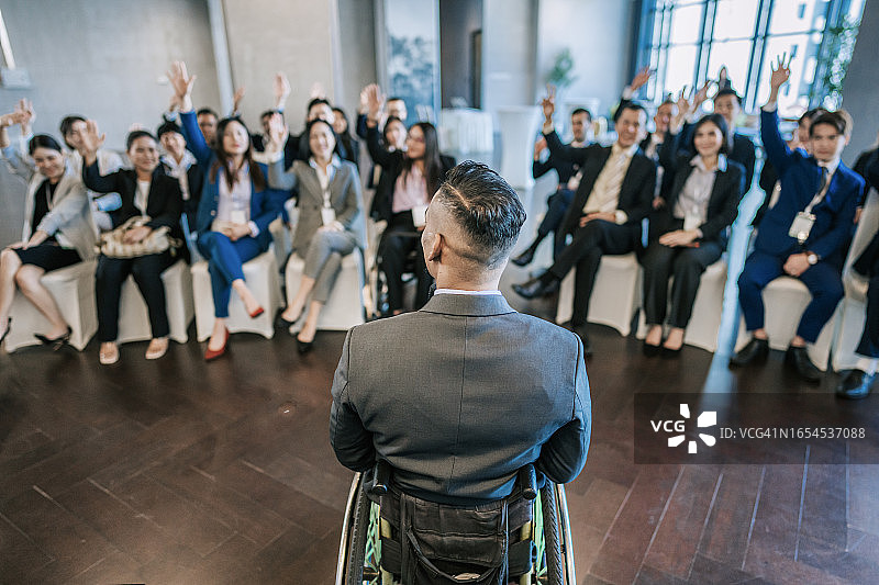 参加研讨会分享经验的印度裔亚洲轮椅男性图片素材