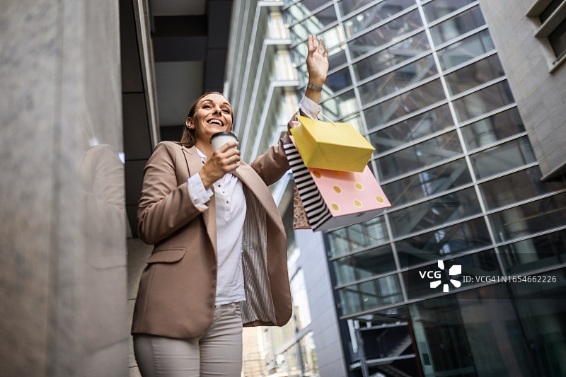 年轻女人手提行李在街头打车图片素材