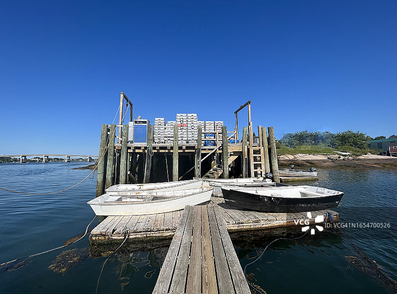 停靠在码头的小型船只图片素材