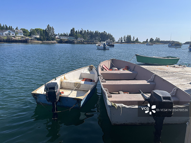 系在码头上的充气艇图片素材