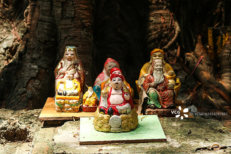 西贡宝塔里的财富之神泥塑图片素材