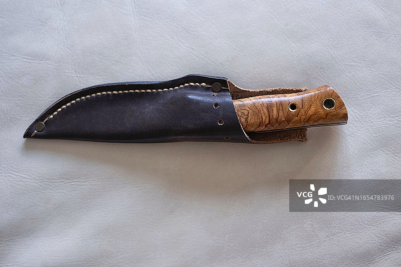 特写：棕色皮套中的美工刀图片素材