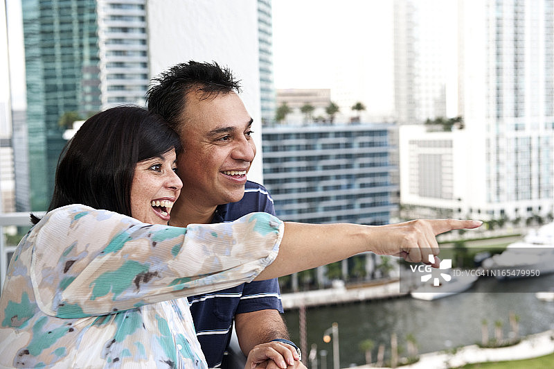 快乐的西班牙裔夫妇图片素材