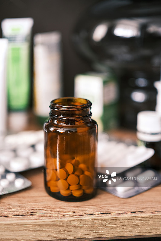 桌面上的多种药片与补充剂图片素材