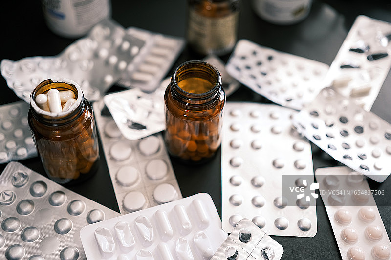 桌面上的多种药片与补充剂图片素材