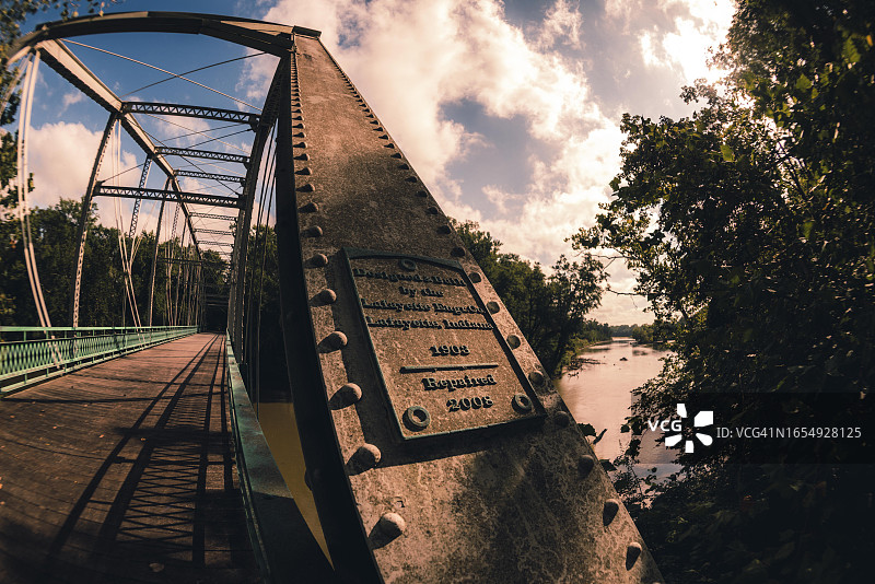 印第安纳州戈斯波特历史铁路桥：横跨白河的如画步道图片素材