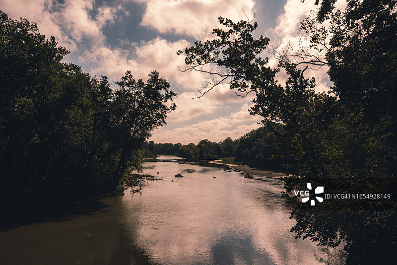 印第安纳州戈斯波特怀特河景色，铁路桥已改造成人行道图片素材