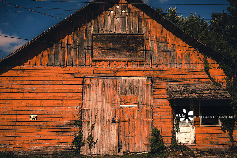 印第安纳州戈斯波特市中心的红色谷仓建筑图片素材