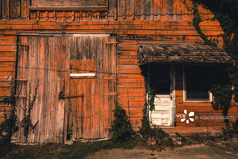 印第安纳州戈斯波特市中心的红色谷仓建筑图片素材