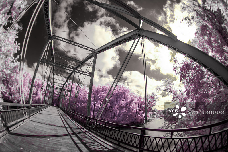 印第安纳州戈斯波特历史铁路桥的红外景观：建于1903年的怀特河景观走道图片素材