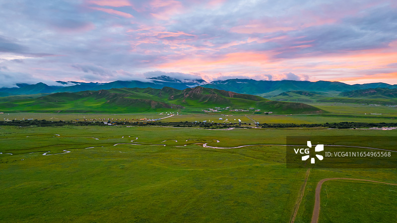 中国甘肃省桑科草原日落时分的壮丽景色航拍图片素材