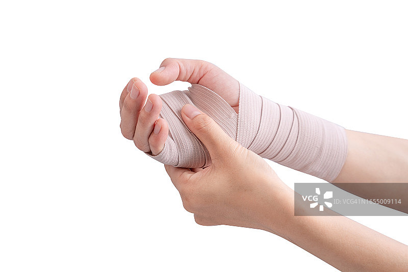 年轻女人手部受伤缠着纱布绷带，白色背景图片素材