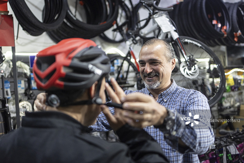 父子戴自行车头盔图片素材