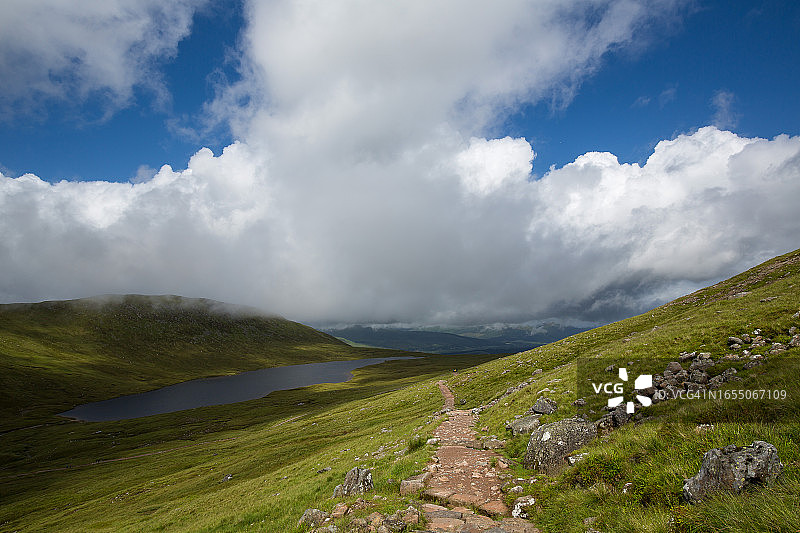 本尼维斯山上的戏剧性云景徒步小径图片素材