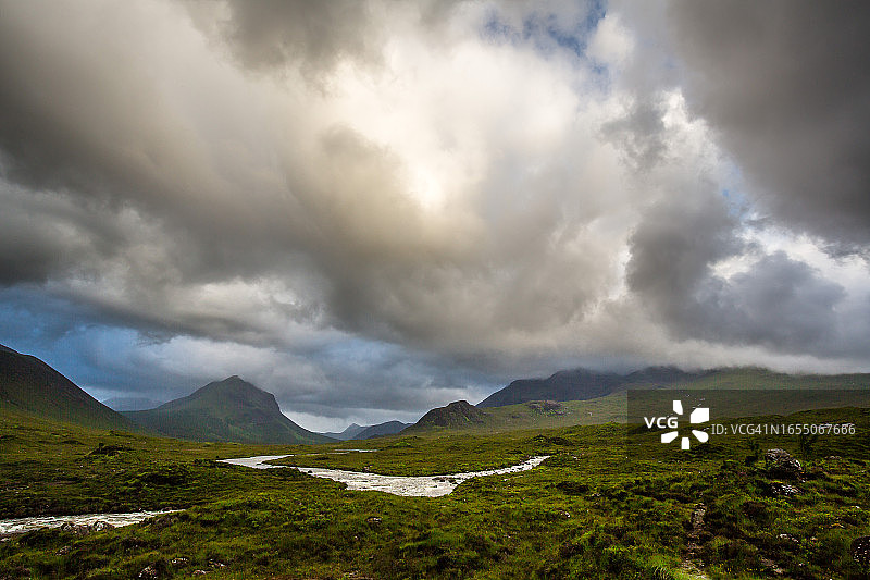 斯凯岛山脉和湿地上空的壮丽云景图片素材