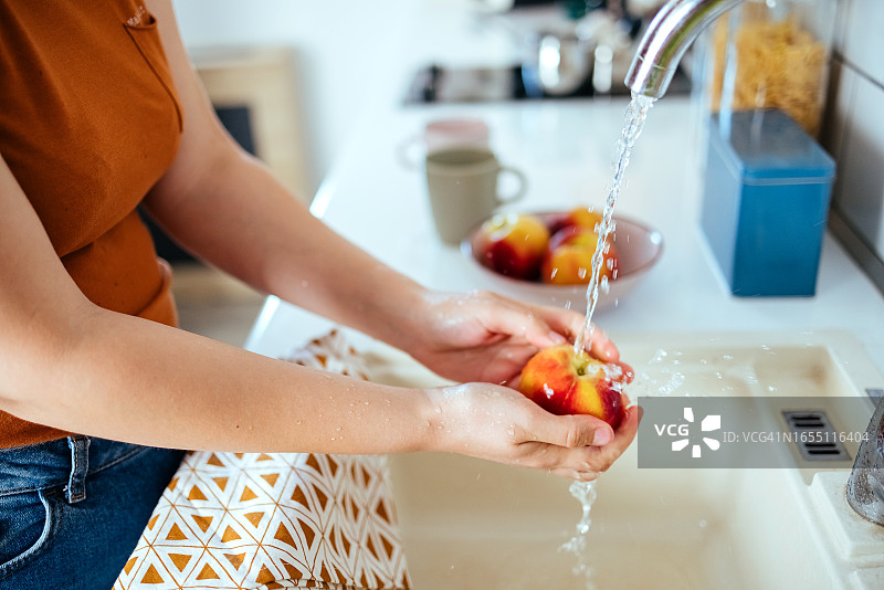 女人清洗新鲜的苹果图片素材