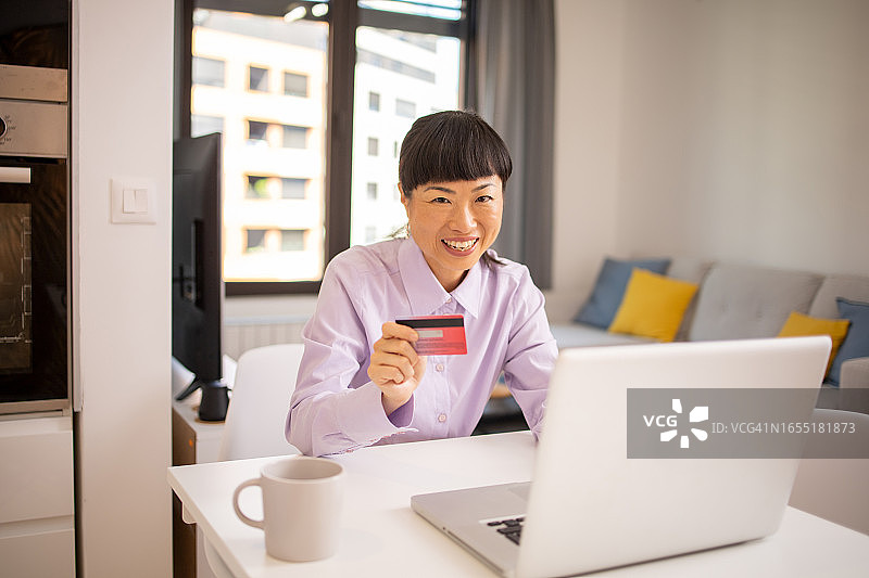 快乐的年轻顾客喜欢网上购物图片素材