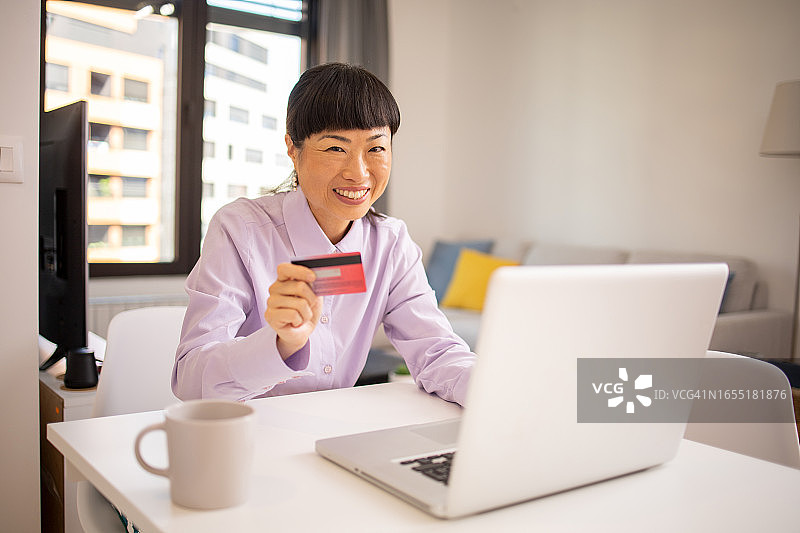 在家购物图片素材