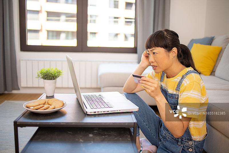 买家享受网上购物的便利图片素材