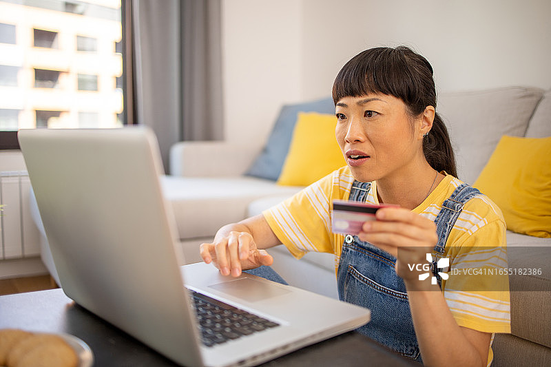 在家购物图片素材