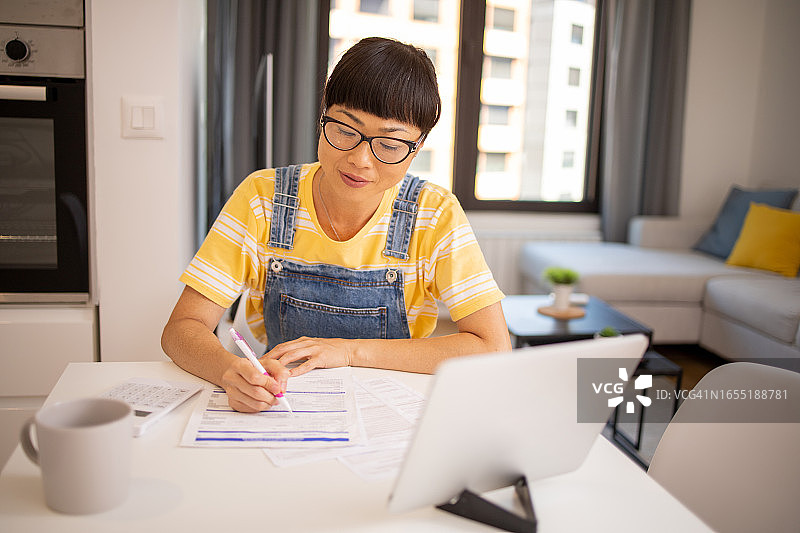 年轻女子正在处理文书工作图片素材
