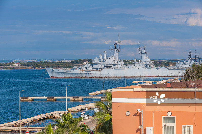 维托里奥·维内托号，前意大利海军舰艇，现已退役，停泊在意大利塔兰托的小海图片素材