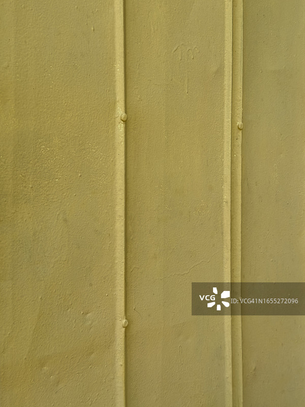 建筑上的黄色金属壁板图片素材