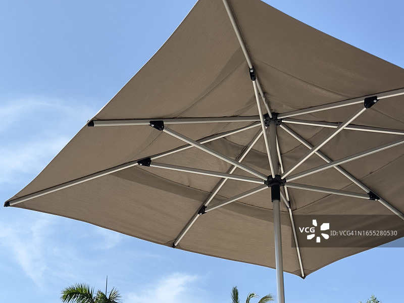 蓝天下的小屋式遮阳伞图片素材