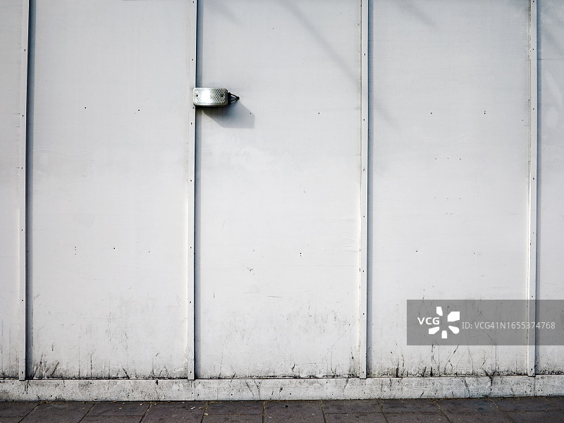 英国伦敦建筑工地围栏、路灯和水泥人行道特写图片素材