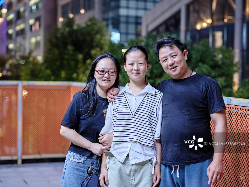 幸福的中国三口之家户外合影图片素材