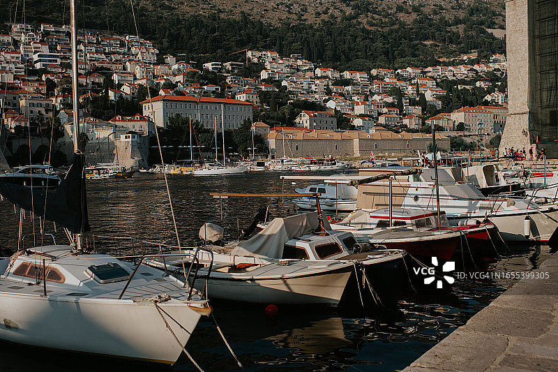 克罗地亚杜布罗夫尼克拥挤的港口图片素材