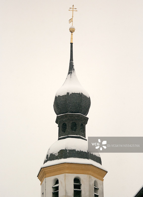 被雪覆盖的洋葱顶教堂屋顶图片素材