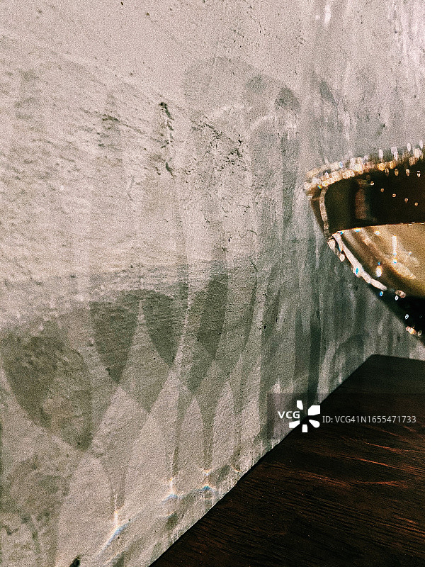 带阴影的白葡萄酒杯图片素材