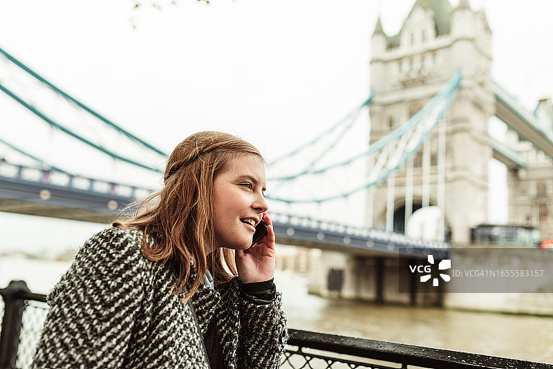 塔桥下的快乐女人图片素材