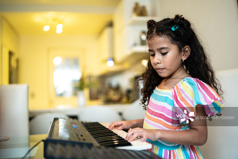 在家弹电子琴的女孩图片素材