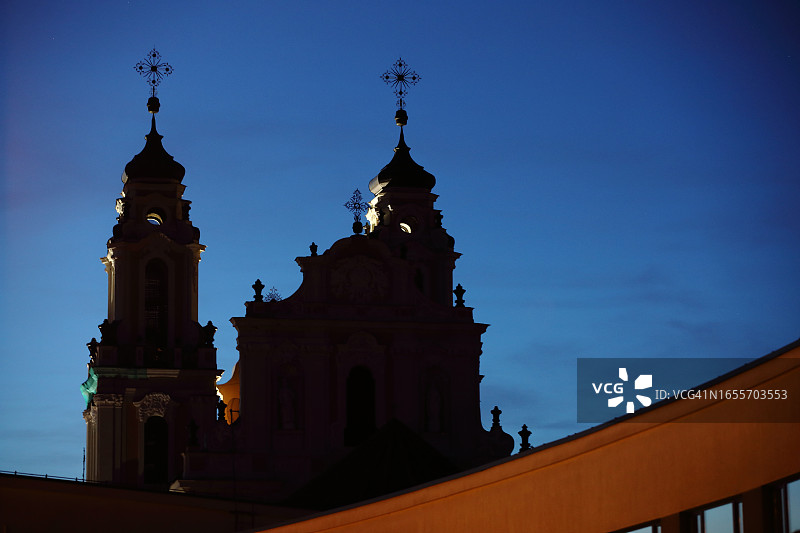 黄昏蓝天下教堂和钟楼的剪影图片素材