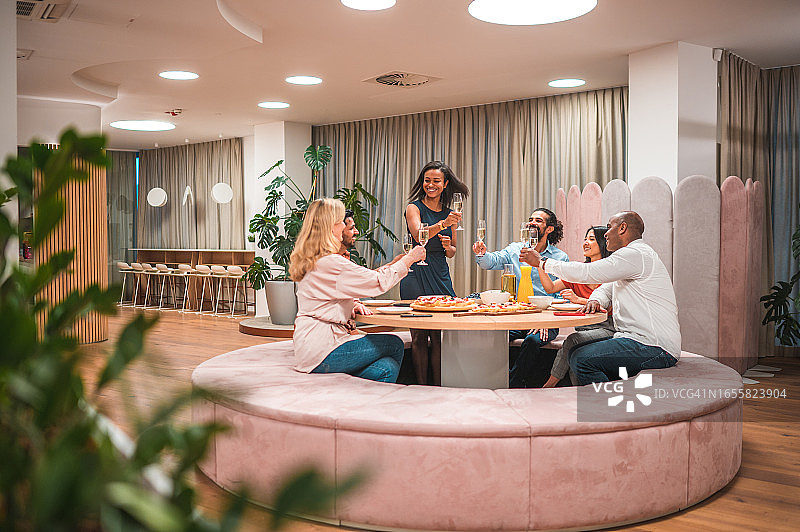 现代办公室中的成功员工庆祝活动图片素材