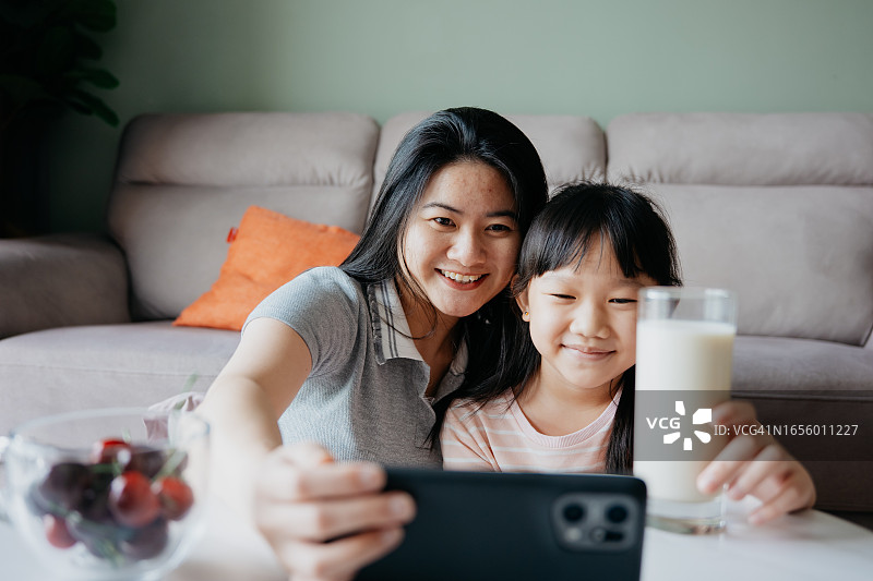 亚洲中国家庭在家中使用科技图片素材