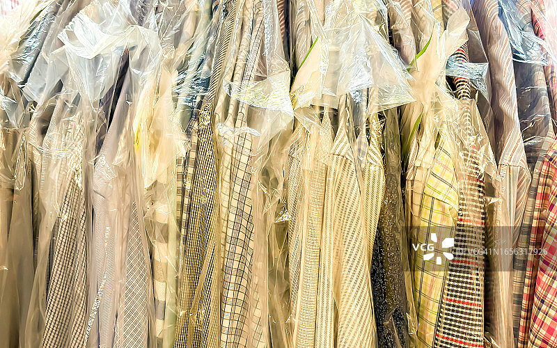 干洗店里一架刚洗好的衬衫图片素材