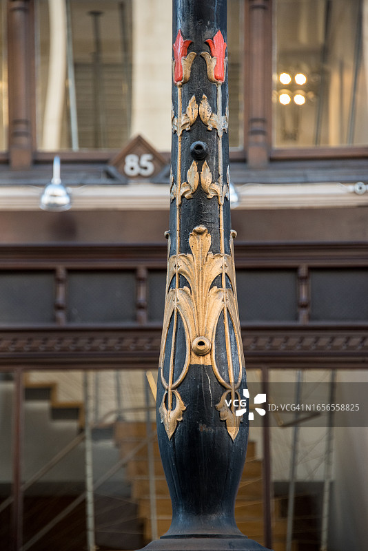 伦敦河岸街上的华丽灯柱图片素材