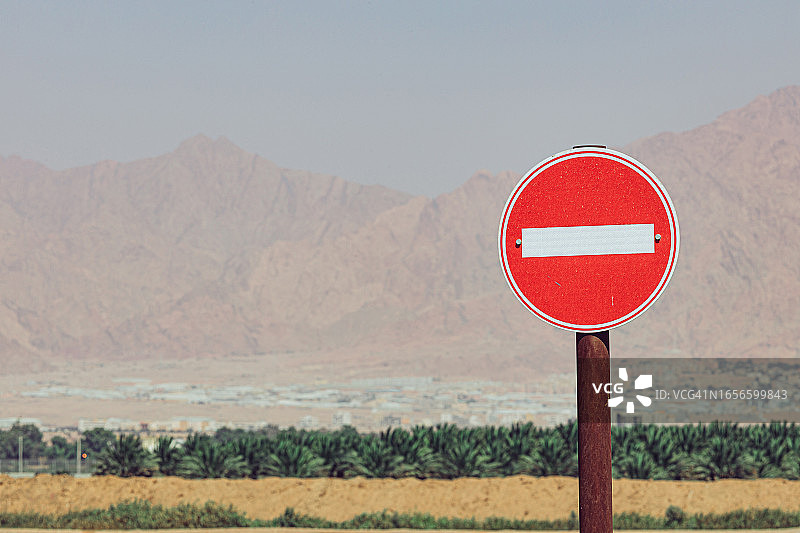 沙漠中的禁止通行道路标志图片素材