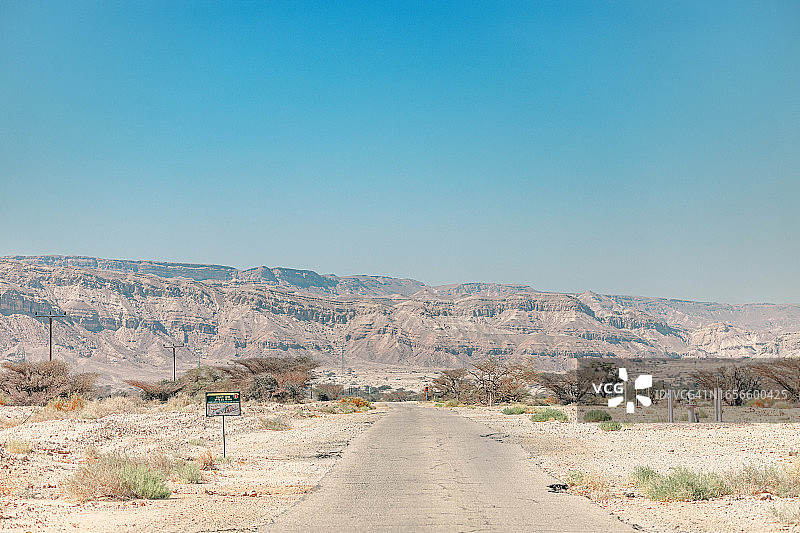 沙漠中的沥青路图片素材