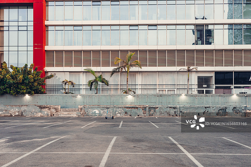 工业区：现代办公楼旁的空旷停车场图片素材