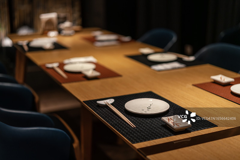 餐桌上的精美餐具特写图片素材