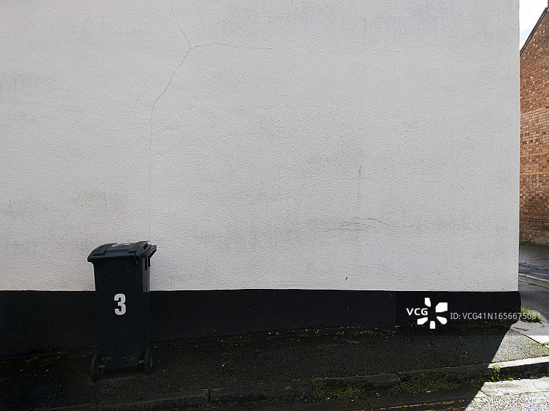 带垃圾箱的街角图片素材