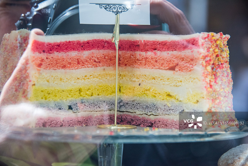 面包店出售的彩虹蛋糕图片素材